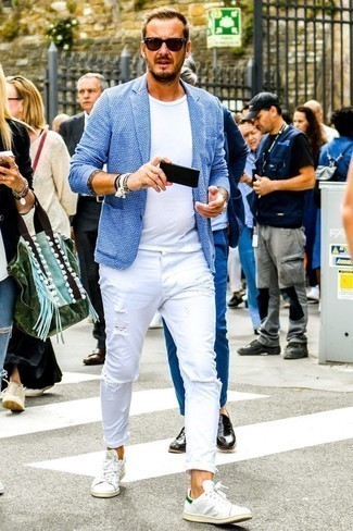 30 Jährige: Welche Jeans mit hellblauen Sakkos zu tragen – 30 Herren Outfits: Kombinieren Sie ein hellblaues Sakko mit Jeans für einen bequemen Alltags-Look. Fühlen Sie sich mutig? Entscheiden Sie sich für weißen Leder niedrige Sneakers.