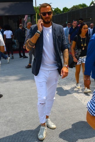 Nylonsakko kombinieren – 4 Herren Outfits: Entscheiden Sie sich für ein Nylonsakko und weißen Jeans mit Destroyed-Effekten für ein Alltagsoutfit, das Charakter und Persönlichkeit ausstrahlt. Weiße Leder niedrige Sneakers sind eine kluge Wahl, um dieses Outfit zu vervollständigen.