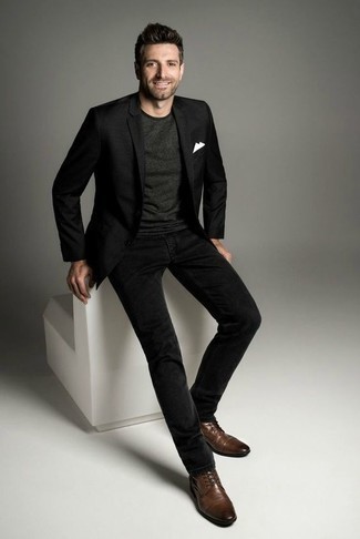 Schwarzes und weißes Sakko kombinieren – 500+ Herren Outfits: Kombinieren Sie ein schwarzes und weißes Sakko mit schwarzen Jeans, wenn Sie einen gepflegten und stylischen Look wollen. Fühlen Sie sich ideenreich? Entscheiden Sie sich für dunkelbraunen Leder Derby Schuhe.