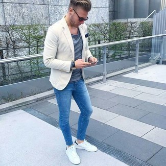Wie beige Sakko mit weißer Leder niedriger Sneakers zu kombinieren – 57 Herren Outfits: Kombinieren Sie ein beige Sakko mit blauen Jeans für Ihren Bürojob. Weiße Leder niedrige Sneakers verleihen einem klassischen Look eine neue Dimension.
