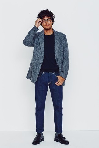 30 Jährige: Blaues Sakko kombinieren – 500+ Smart-Casual Herren Outfits: Die modische Kombination aus einem blauen Sakko und dunkelblauen Jeans ist perfekt für einen Tag im Büro. Wählen Sie schwarzen Doppelmonks aus Leder, um Ihr Modebewusstsein zu zeigen.