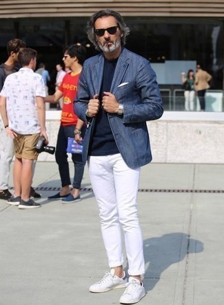 50 Jährige: Weiße Segeltuch niedrige Sneakers kombinieren – 189 Herren Outfits: Tragen Sie ein blaues Sakko und weißen Jeans, um einen eleganten, aber nicht zu festlichen Look zu kreieren. Suchen Sie nach leichtem Schuhwerk? Komplettieren Sie Ihr Outfit mit weißen Segeltuch niedrigen Sneakers für den Tag.