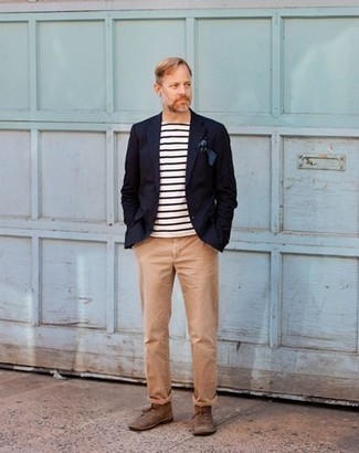 Hellbeige Jeans kombinieren – 500+ Herren Outfits: Kombinieren Sie ein dunkelblaues Sakko mit hellbeige Jeans, um einen eleganten, aber nicht zu festlichen Look zu kreieren. Braune Chukka-Stiefel aus Wildleder sind eine ideale Wahl, um dieses Outfit zu vervollständigen.