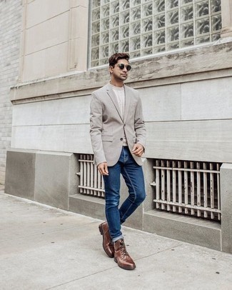 30 Jährige: Wie graues Sakko mit blauer Jeans zu kombinieren – 255 Herren Outfits warm Wetter: Vereinigen Sie ein graues Sakko mit blauen Jeans, um einen eleganten, aber nicht zu festlichen Look zu kreieren. Eine braune Lederfreizeitstiefel sind eine perfekte Wahl, um dieses Outfit zu vervollständigen.