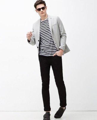 20 Jährige: Dunkelgraues Sakko kombinieren – 263 Herren Outfits: Kombinieren Sie ein dunkelgraues Sakko mit schwarzen Jeans, wenn Sie einen gepflegten und stylischen Look wollen. Fühlen Sie sich ideenreich? Entscheiden Sie sich für schwarzen Leder niedrige Sneakers.