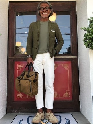 Olivgrünes Sakko kombinieren – 500+ Herren Outfits: Entscheiden Sie sich für ein olivgrünes Sakko und weißen Jeans, um einen modischen Freizeitlook zu kreieren. Fühlen Sie sich mutig? Vervollständigen Sie Ihr Outfit mit hellbeige Wildleder Brogues.