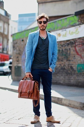 türkises Sakko, dunkelblaues T-Shirt mit einem Rundhalsausschnitt, dunkelblaue Jeans, beige Leder Oxford Schuhe für Herren