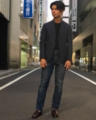 Dunkelgraues Sakko kombinieren – 1200+ Herren Outfits: Entscheiden Sie sich für ein dunkelgraues Sakko und dunkelblauen Jeans für einen für die Arbeit geeigneten Look. Fühlen Sie sich ideenreich? Wählen Sie dunkelbraunen Leder Slipper.