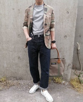 beige Camouflage Sakko, graues T-Shirt mit einem Rundhalsausschnitt, dunkelblaue Jeans, weiße Segeltuch niedrige Sneakers für Herren