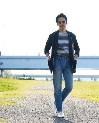 Welche Jeans mit dunkelblauen Sakkos zu tragen – 979+ Herren Outfits: Tragen Sie ein dunkelblaues Sakko und Jeans, um einen lockeren, aber dennoch stylischen Look zu erhalten. Weiße Segeltuch Oxford Schuhe bringen Eleganz zu einem ansonsten schlichten Look.