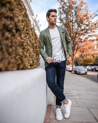 Olivgrünes Sakko kombinieren – 500+ Herren Outfits: Vereinigen Sie ein olivgrünes Sakko mit dunkelblauen Jeans, wenn Sie einen gepflegten und stylischen Look wollen. Fühlen Sie sich mutig? Entscheiden Sie sich für weißen Segeltuch niedrige Sneakers.