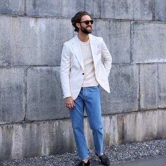Weißes Sakko kombinieren – 511+ Herren Outfits: Die Kombination aus einem weißen Sakko und blauen Jeans eignet sich hervorragend zum Ausgehen oder für modisch-lässige Anlässe. Fügen Sie schwarzen Leder Slipper für ein unmittelbares Style-Upgrade zu Ihrem Look hinzu.