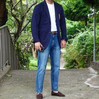 Wie dunkelblaues besticktes Sakko mit blauer Jeans zu kombinieren – 4 Herren Outfits: Kombinieren Sie ein dunkelblaues besticktes Sakko mit blauen Jeans für ein bequemes Outfit, das außerdem gut zusammen passt. Setzen Sie bei den Schuhen auf die klassische Variante mit dunkelbraunen Wildleder Slippern.