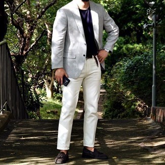 Welche Jeans mit grauen Sakkos zu tragen – 677+ Herren Outfits: Kombinieren Sie ein graues Sakko mit Jeans, um einen eleganten, aber nicht zu festlichen Look zu kreieren. Dunkelbraune Wildleder Slipper mit Quasten bringen klassische Ästhetik zum Ensemble.