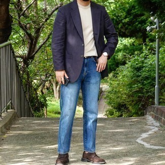 Dunkelbraune Wildleder Brogues kombinieren – 124 Herren Outfits: Erwägen Sie das Tragen von einem dunkelblauen Sakko und blauen Jeans, um einen modischen Freizeitlook zu kreieren. Putzen Sie Ihr Outfit mit dunkelbraunen Wildleder Brogues.