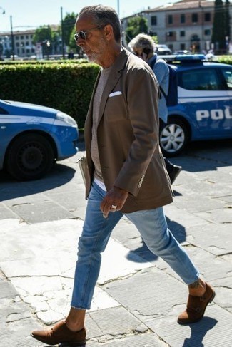 Welche Jeans mit braunen Sakkos zu tragen – 99 Smart-Casual Sommer Herren Outfits: Kombinieren Sie ein braunes Sakko mit Jeans für Ihren Bürojob. Heben Sie dieses Ensemble mit braunen Doppelmonks aus Wildleder hervor. Ein stylischer Sommer-Look.