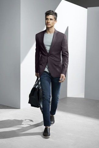 Dunkelbraunes Sakko kombinieren – 500+ Herren Outfits: Die modische Kombination aus einem dunkelbraunen Sakko und dunkelblauen Jeans ist perfekt für einen Tag im Büro. Fühlen Sie sich ideenreich? Komplettieren Sie Ihr Outfit mit schwarzen Leder Slippern.