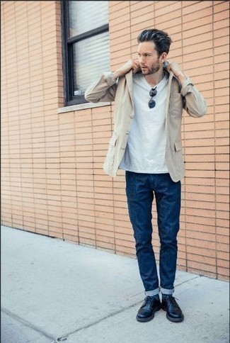 30 Jährige: Hellbeige Sakko kombinieren – 500+ Herren Outfits: Vereinigen Sie ein hellbeige Sakko mit dunkelblauen Jeans, um einen modischen Freizeitlook zu kreieren. Machen Sie Ihr Outfit mit dunkelblauen Leder Derby Schuhen eleganter.