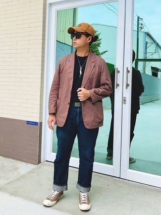 20 Jährige: Sakko kombinieren – 500+ Herren Outfits: Stechen Sie unter anderen modebewussten Menschen hervor mit einem Sakko und dunkelblauen Jeans. Braune Segeltuch niedrige Sneakers verleihen einem klassischen Look eine neue Dimension.