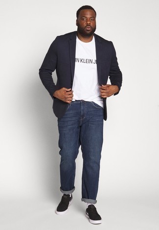 Wie weißes und schwarzes bedrucktes T-Shirt mit einem Rundhalsausschnitt mit dunkelblauer Jeans zu kombinieren – 84 Casual Herren Outfits warm Wetter: Paaren Sie ein weißes und schwarzes bedrucktes T-Shirt mit einem Rundhalsausschnitt mit dunkelblauen Jeans für einen entspannten Wochenend-Look. Schwarze und weiße Segeltuch niedrige Sneakers sind eine großartige Wahl, um dieses Outfit zu vervollständigen.