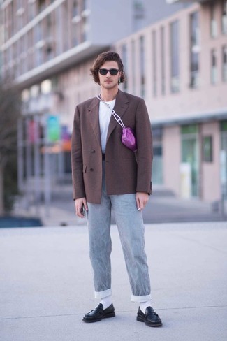Dunkelbraunes Sakko kombinieren – 500+ Herren Outfits: Kombinieren Sie ein dunkelbraunes Sakko mit grauen Jeans für einen für die Arbeit geeigneten Look. Fühlen Sie sich ideenreich? Komplettieren Sie Ihr Outfit mit schwarzen Leder Slippern.