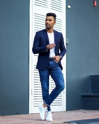 Blaue Lederuhr kombinieren – 411 Herren Outfits: Kombinieren Sie ein dunkelblaues Sakko mit einer blauen Lederuhr für einen entspannten Wochenend-Look. Fühlen Sie sich mutig? Komplettieren Sie Ihr Outfit mit weißen Leder niedrigen Sneakers.