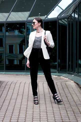 30 Jährige: Weißes Sakko kombinieren – 57 Casual Damen Outfits: Die Kombi aus einem weißen Sakko und einer schwarzen Jogginghose aus Samt ist eine gute Option für einen entspannten Look. Komplettieren Sie Ihr Outfit mit schwarzen Leder Sandaletten.