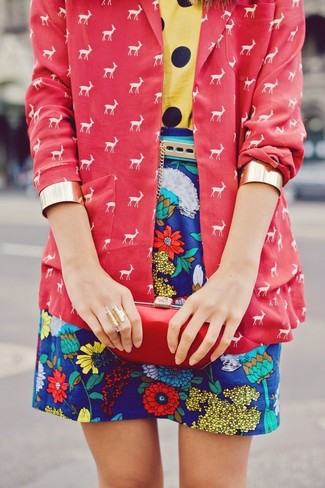 Rotes bedrucktes Sakko kombinieren – 2 Damen Outfits: Wenn Sie einen schönen, entspannten Look zaubern möchten, bleiben ein rotes bedrucktes Sakko und ein blauer Minirock mit Blumenmuster ein Klassiker.