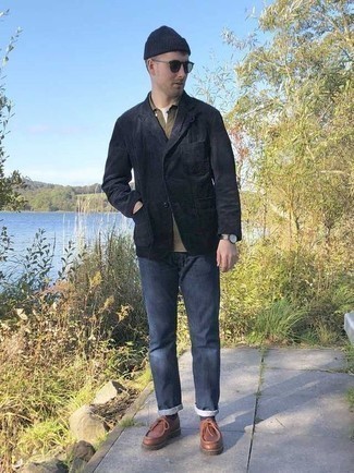 Herbst Outfits Herren 2024: Vereinigen Sie ein schwarzes Cordsakko mit dunkelblauen Jeans, wenn Sie einen gepflegten und stylischen Look wollen. Braune Chukka-Stiefel aus Leder sind eine ideale Wahl, um dieses Outfit zu vervollständigen. Ein toller Look für die Übergangszeit.