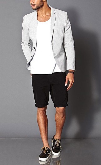 graues Sakko, weißes T-Shirt mit einem Rundhalsausschnitt, schwarze Shorts, schwarze Leder niedrige Sneakers für Herren