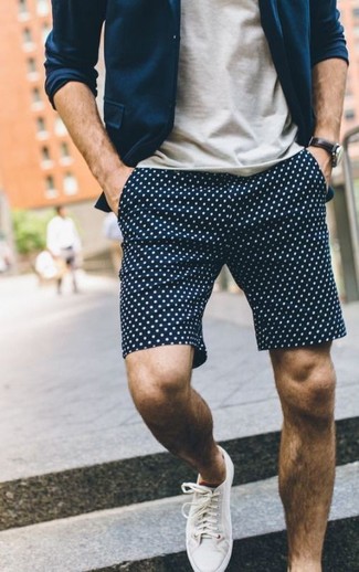 Wie T-Shirt mit einem Rundhalsausschnitt mit Leinenschuhe zu kombinieren – 29 Herren Outfits warm Wetter: Ein T-Shirt mit einem Rundhalsausschnitt und dunkelblaue gepunktete Shorts sind eine ideale Outfit-Formel für Ihre Sammlung. Machen Sie Ihr Outfit mit Leinenschuhen eleganter.