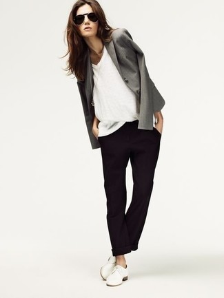 graues Sakko, weißes T-Shirt mit einem V-Ausschnitt, schwarze Anzughose, weiße Leder Oxford Schuhe für Damen
