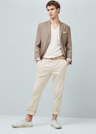 Welche Sakkos mit hellbeige Anzughose zu tragen – 184 Smart-Casual Herren Outfits: Tragen Sie ein Sakko und eine hellbeige Anzughose für eine klassischen und verfeinerte Silhouette. Suchen Sie nach leichtem Schuhwerk? Vervollständigen Sie Ihr Outfit mit weißen Segeltuch niedrigen Sneakers für den Tag.
