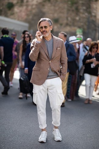 Hellbeige bedrucktes Einstecktuch kombinieren – 3 Casual Herren Outfits: Kombinieren Sie ein braunes Sakko mit einem hellbeige bedruckten Einstecktuch für einen entspannten Wochenend-Look. Ergänzen Sie Ihr Look mit weißen Sportschuhen.