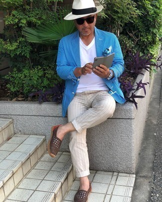 Hellblaues Einstecktuch kombinieren – 403 Herren Outfits: Tragen Sie ein türkises vertikal gestreiftes Sakko und ein hellblaues Einstecktuch für einen entspannten Wochenend-Look. Putzen Sie Ihr Outfit mit braunen geflochtenen Leder Slippern.