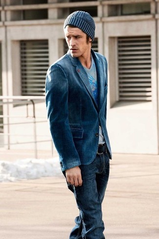 blaues Jeanssakko, graues bedrucktes T-Shirt mit einem V-Ausschnitt, dunkelblaue Jeans, dunkelblaue Mütze für Herren