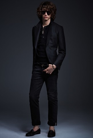 schwarzes Sakko, schwarzes T-shirt mit einer Knopfleiste, schwarze Jeans, schwarze Leder Slipper für Herren