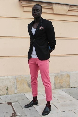 Rosa Chinohose kombinieren – 119 Herren Outfits: Paaren Sie ein schwarzes Sakko mit einer rosa Chinohose, um einen modischen Freizeitlook zu kreieren. Entscheiden Sie sich für schwarzen Leder Slipper, um Ihr Modebewusstsein zu zeigen.