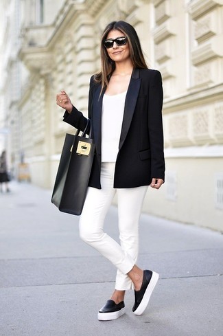 schwarzes Sakko, weißes Trägershirt, weiße enge Hose, schwarze Slip-On Sneakers aus Leder für Damen