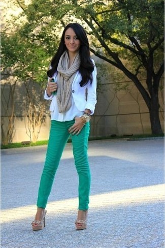 Grüne enge Jeans kombinieren – 24 Damen Outfits: Ein weißes Sakko und grüne enge Jeans werden Ihrer Garderobe Vielseitigkeit verleihen. Vervollständigen Sie Ihr Look mit hellbeige verzierten Wildleder Sandaletten.