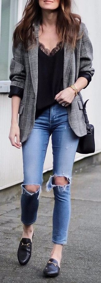 Casual Outfits Damen 2024: Wahlen Sie ein graues Sakko mit Schottenmuster und blauen enge Jeans mit Destroyed-Effekten, um einen super entspannten, aber dennoch stylischen Look zu schaffen. Putzen Sie Ihr Outfit mit schwarzen leder slippern.