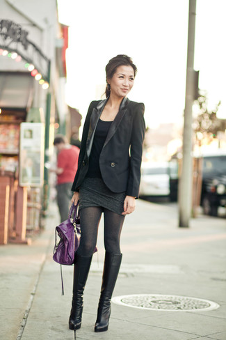 schwarzes Sakko, schwarzes Trägershirt, dunkelgrauer Minirock, schwarze kniehohe Stiefel aus Leder für Damen