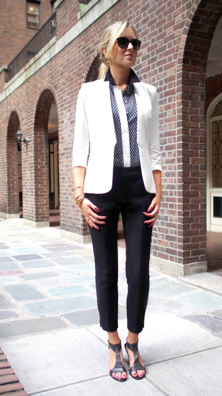 Schwarze Karottenhose kombinieren – 146 Damen Outfits: Kombinieren Sie ein weißes Sakko mit einer schwarzen Karottenhose für einen schicken Alltags-Look. Ergänzen Sie Ihr Look mit schwarzen Leder Sandaletten.