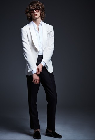 20 Jährige: Wie Sakko mit Slipper zu kombinieren – 111 Elegante Herren Outfits: Kombinieren Sie ein Sakko mit einer schwarzen Anzughose für eine klassischen und verfeinerte Silhouette. Slipper sind eine ideale Wahl, um dieses Outfit zu vervollständigen.