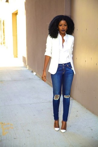Wie blaue Jeans mit weißer Leder Pumps zu kombinieren – 38 Damen Outfits: Vereinigen Sie ein weißes Sakko mit blauen Jeans, um ein modisches Freizeit-Outfit zu erzielen. Weiße Leder Pumps sind eine perfekte Wahl, um dieses Outfit zu vervollständigen.