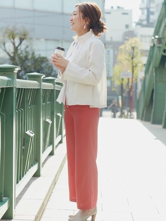 Leinen Sakko kombinieren – 10 Damen Outfits: Tragen Sie ein Leinen Sakko zu einer roten weiter Hose, um einen aufregenden Freizeit-Look zu erzielen. Vervollständigen Sie Ihr Look mit hellbeige Leder Pantoletten.