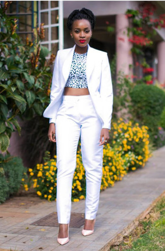 Weißes und schwarzes kurzes Oberteil kombinieren – 383 Damen Outfits: Erwägen Sie das Tragen von einem weißen und schwarzen kurzem Oberteil und einer weißen Anzughose für einen gepflegten Freizeit-Look. Rosa Leder Pumps sind eine perfekte Wahl, um dieses Outfit zu vervollständigen.