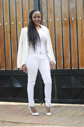 Weißes Langarmshirt kombinieren – 381 Damen Outfits: Kombinieren Sie ein weißes Langarmshirt mit weißen engen Jeans, um ein modernes, lockeres Outfit zu erhalten. Weiße Leder Pumps sind eine gute Wahl, um dieses Outfit zu vervollständigen.