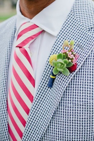 weißes und dunkelblaues Sakko mit Vichy-Muster, weißes Businesshemd, fuchsia vertikal gestreifte Krawatte, grüner Anstecknadel mit Blumenmuster für Herren