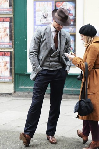 Graue Wollweste kombinieren – 69 Herren Outfits warm Wetter: Geben Sie den bestmöglichen Look ab in einer grauen Wollweste und einer dunkelblauen Anzughose. Suchen Sie nach leichtem Schuhwerk? Entscheiden Sie sich für braunen Leder Oxford Schuhe für den Tag.